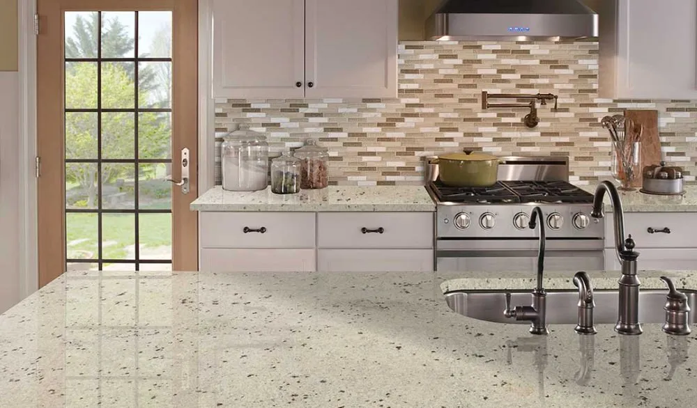 Гранит Colonial White в интерьере (столешница и остров)